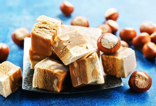 Quelle est la technique pour un nougat glacé aux fruits confits et amandes ?